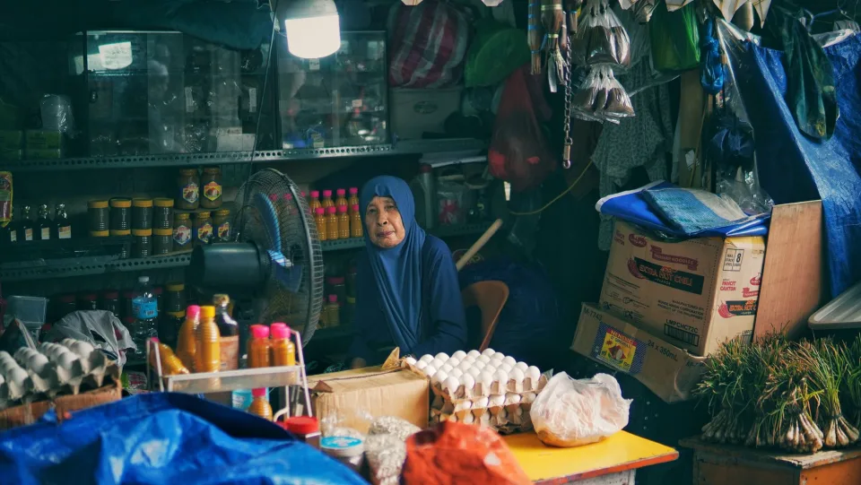 Chủ tiệm đang xếp hàng lên kệ